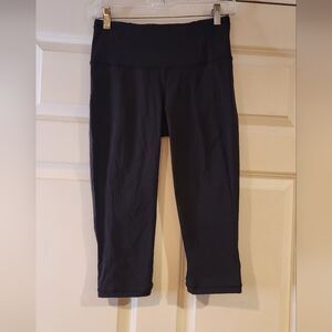 Lululemon black scalloped trim capri leggings size 4